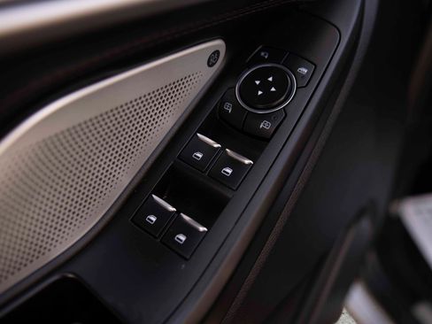 Used 2020 Ford Explorer Platinum w/ Premium Technology Package image 18