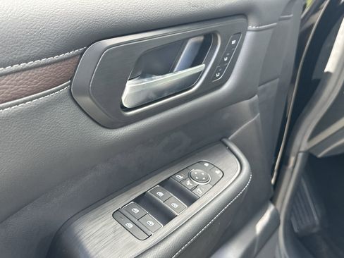 New 2025 Nissan Armada SL w/ Captain's Chari Seat Package image 15