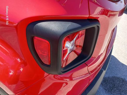 Used 2019 Jeep Renegade Latitude FWD image 11