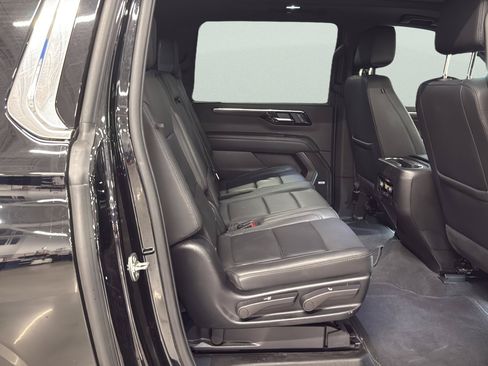 Used 2025 Chevrolet Suburban LT w/ Comfort Package AWD/4WD image 16