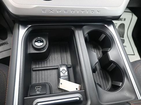 Used 2025 Ford Expedition Active image 15