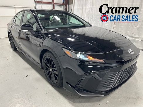 Used 2025 Toyota Camry SE w/ Convenience Package FWD image 1