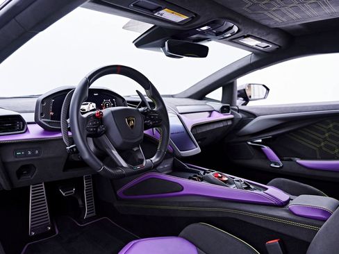 Used 2025 Lamborghini Revuelto AWD/4WD image 2