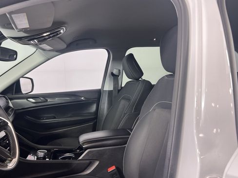 Certified 2023 Jeep Grand Cherokee Laredo image 23