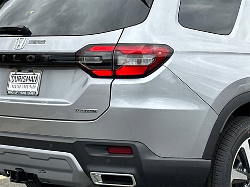 New 2025 Honda Pilot Touring image 6