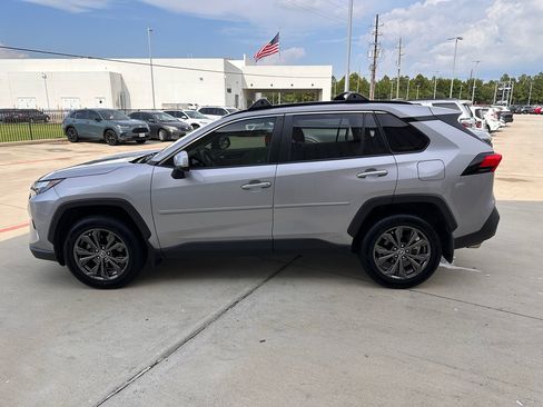 Used 2022 Toyota RAV4 XLE Premium image 5