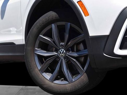 Used 2023 Volkswagen Tiguan SE FWD image 3