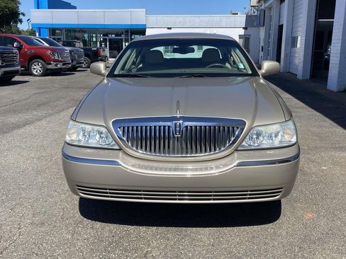 Used 2004 Lincoln Town Car Signature RWD image 2