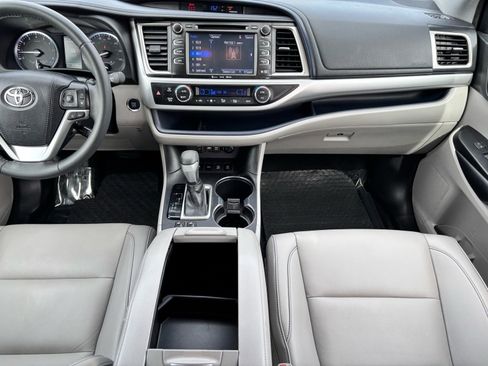 Used 2019 Toyota Highlander XLE w/ Carpet Mat Package (TMS) image 14