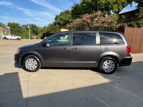 Used 2019 Dodge Grand Caravan SE w/ UConnect Hands-Free Group FWD image 4