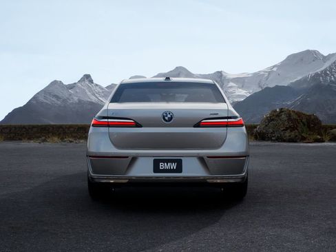 Used 2025 BMW i7 eDrive50 image 32