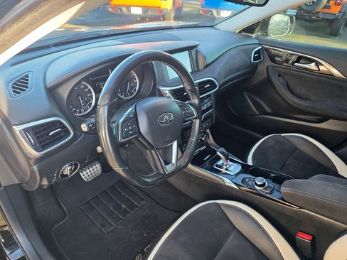 Used 2017 INFINITI QX30 Sport image 8