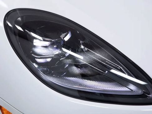 Certified 2025 Porsche Macan image 16