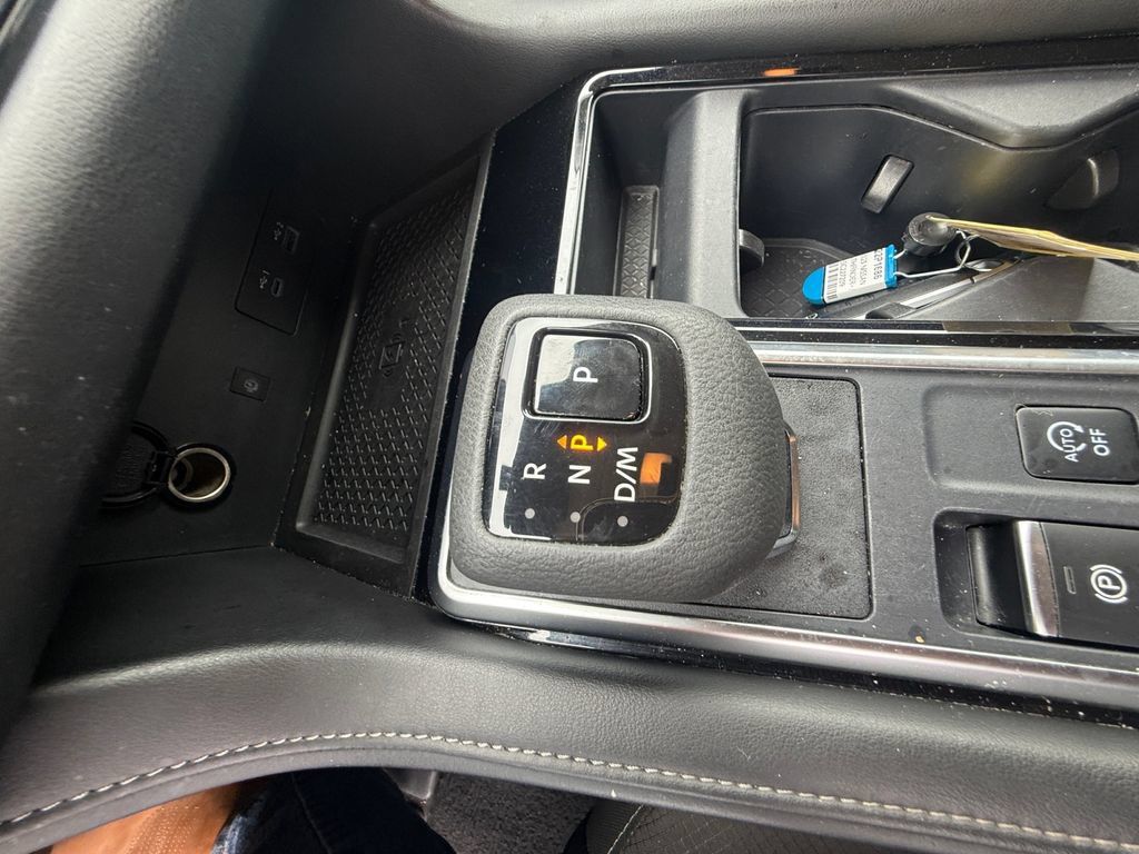 Used 2025 Nissan Pathfinder SL AWD/4WD image 30