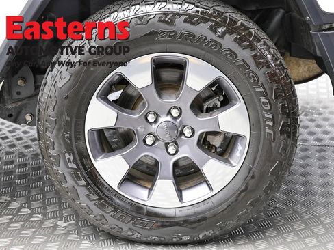 Used 2018 Jeep Wrangler Unlimited Sahara AWD/4WD image 8