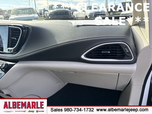 Used 2022 Chrysler Pacifica Touring-L image 34