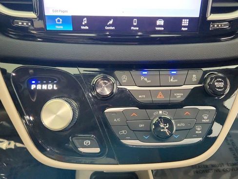 Used 2024 Chrysler Pacifica Touring-L FWD image 18