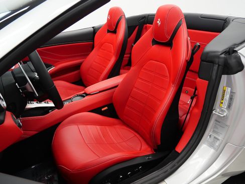 Used 2017 Ferrari California T RWD image 22
