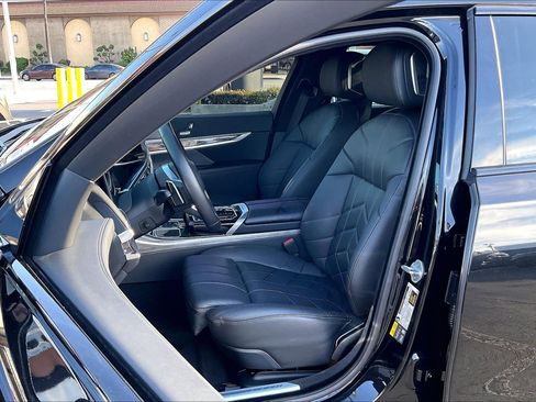 Used 2025 BMW i7 xDrive60 w/ Executive Package image 8