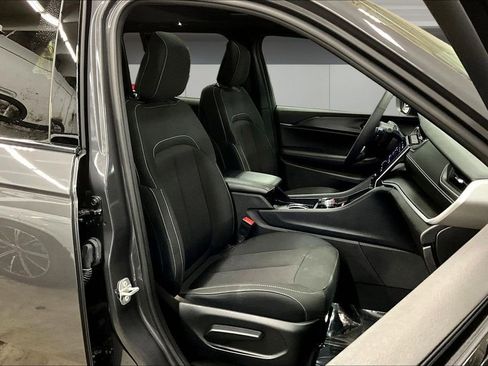 Used 2025 Jeep Grand Cherokee Laredo X w/ Luxury Tech Group I image 29