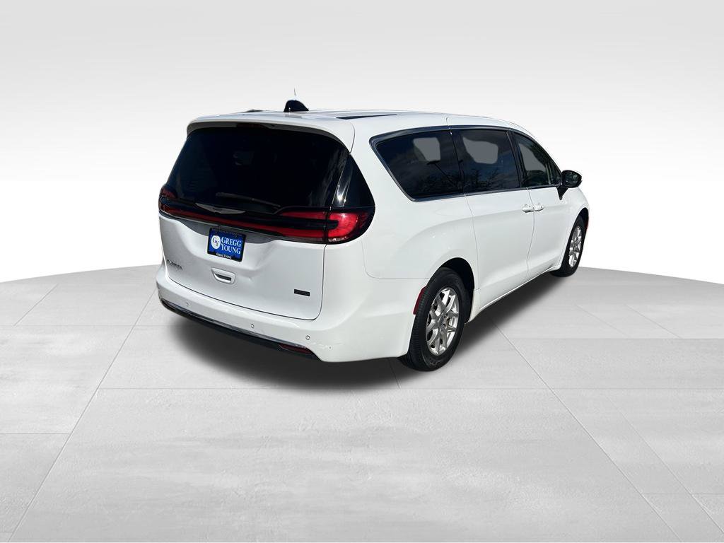 Used 2023 Chrysler Pacifica Touring-L FWD image 6