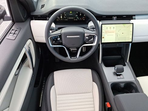 New 2025 Land Rover Discovery Sport Dynamic SE image 9