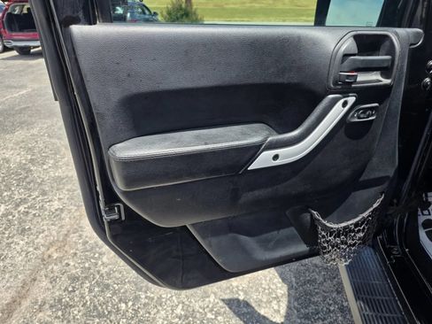 Used 2015 Jeep Wrangler Sahara AWD/4WD image 10