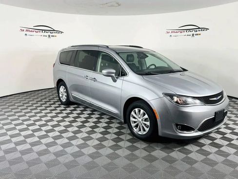 Used 2019 Chrysler Pacifica Touring-L FWD image 1
