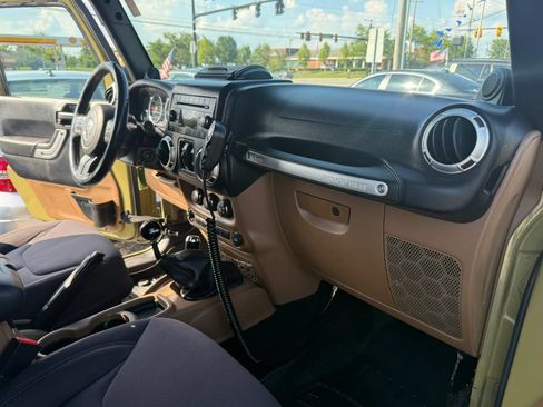 Used 2013 Jeep Wrangler Unlimited Sahara w/ Dual Top Group AWD/4WD image 23