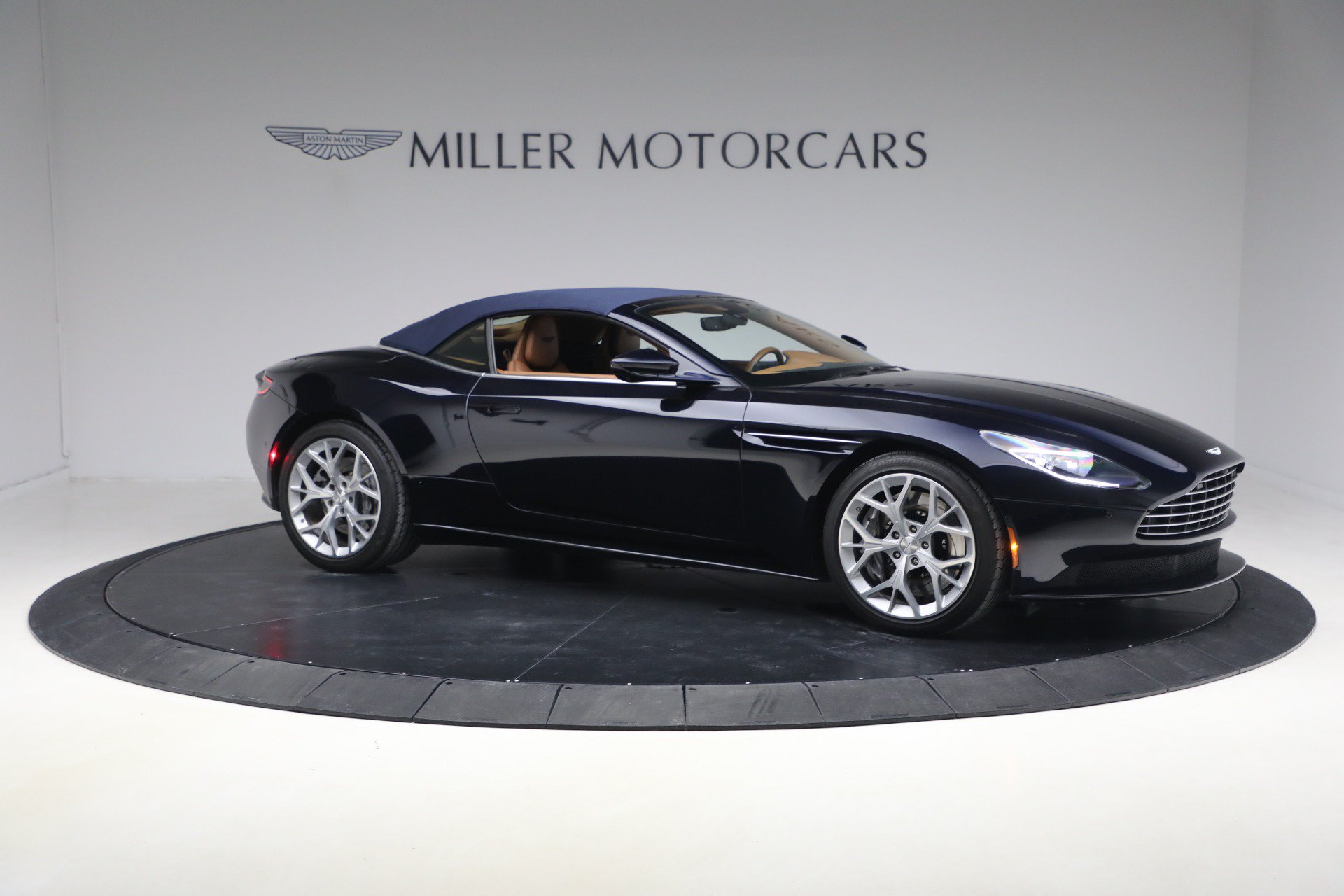 Used 2019 Aston Martin DB11 Volante RWD image 22