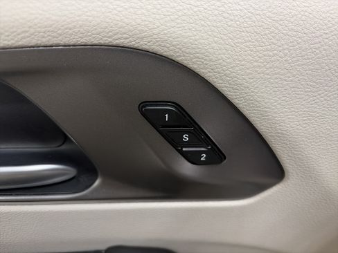 Used 2024 Chrysler Pacifica Touring-L FWD image 25