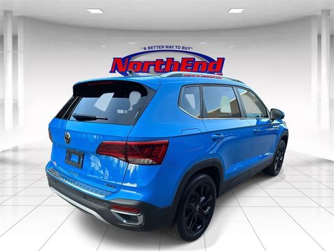 Used 2023 Volkswagen Taos SE w/ Panoramic Sunroof Package image 3