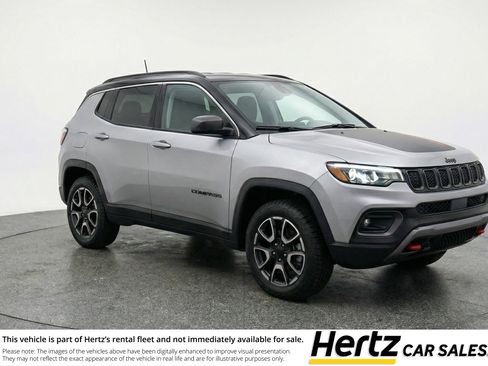 Used 2025 Jeep Compass Trailhawk image 1