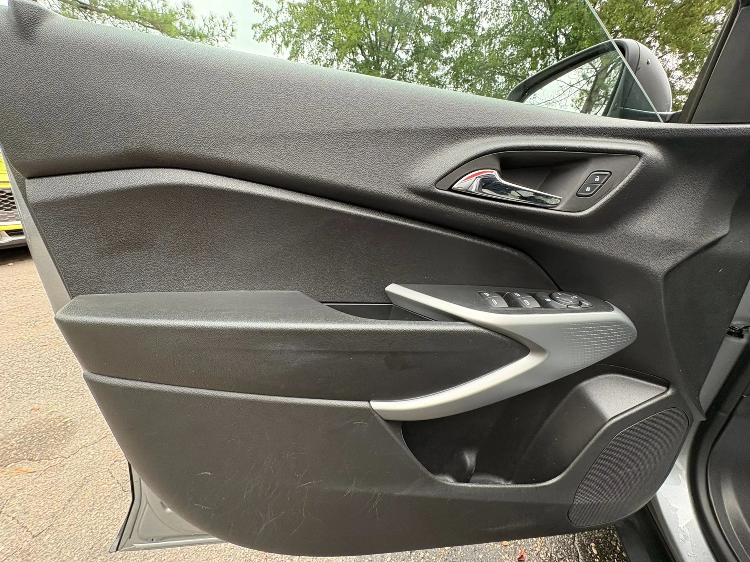 Used 2025 Chevrolet Trax LS w/ Driver Confidence Package FWD image 29