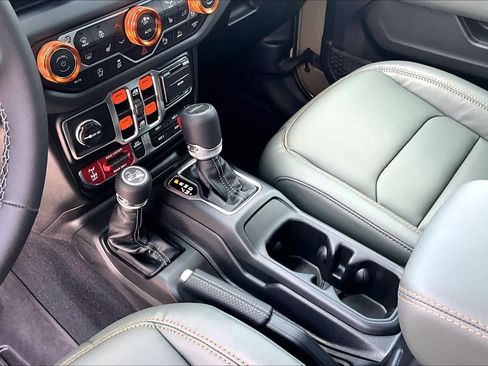 Used 2025 Jeep Gladiator Mojave AWD/4WD image 17