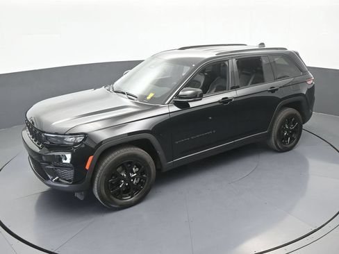 Used 2025 Jeep Grand Cherokee Altitude RWD image 49
