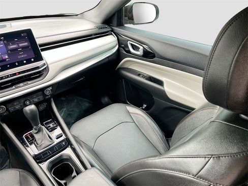 Used 2023 Jeep Compass Limited image 21