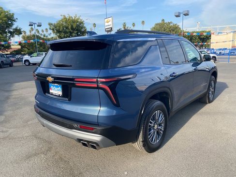 Used 2025 Chevrolet Traverse LT image 11