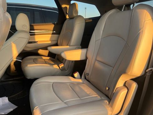 Used 2018 Buick Enclave Essence FWD image 12