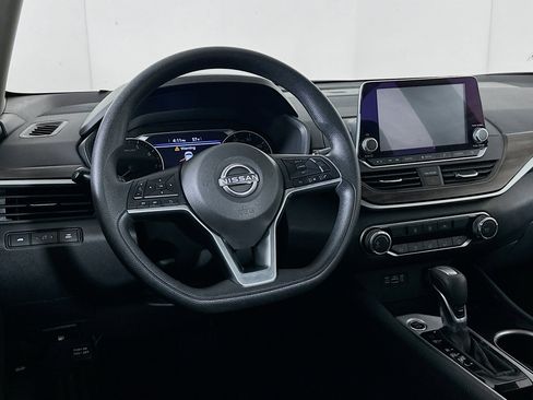 Used 2024 Nissan Altima 2.5 SV image 17