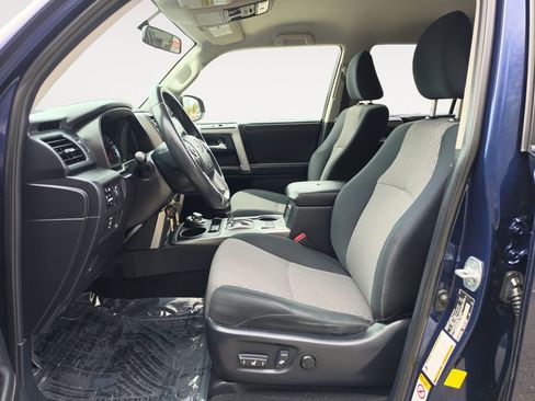 Used 2015 Toyota 4Runner SR5 AWD/4WD image 9