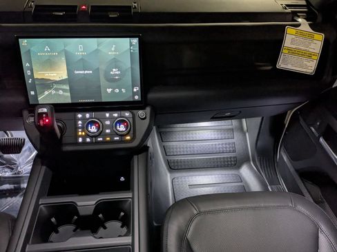 New 2026 Land Rover Defender 130 X-Dynamic SE AWD/4WD image 28
