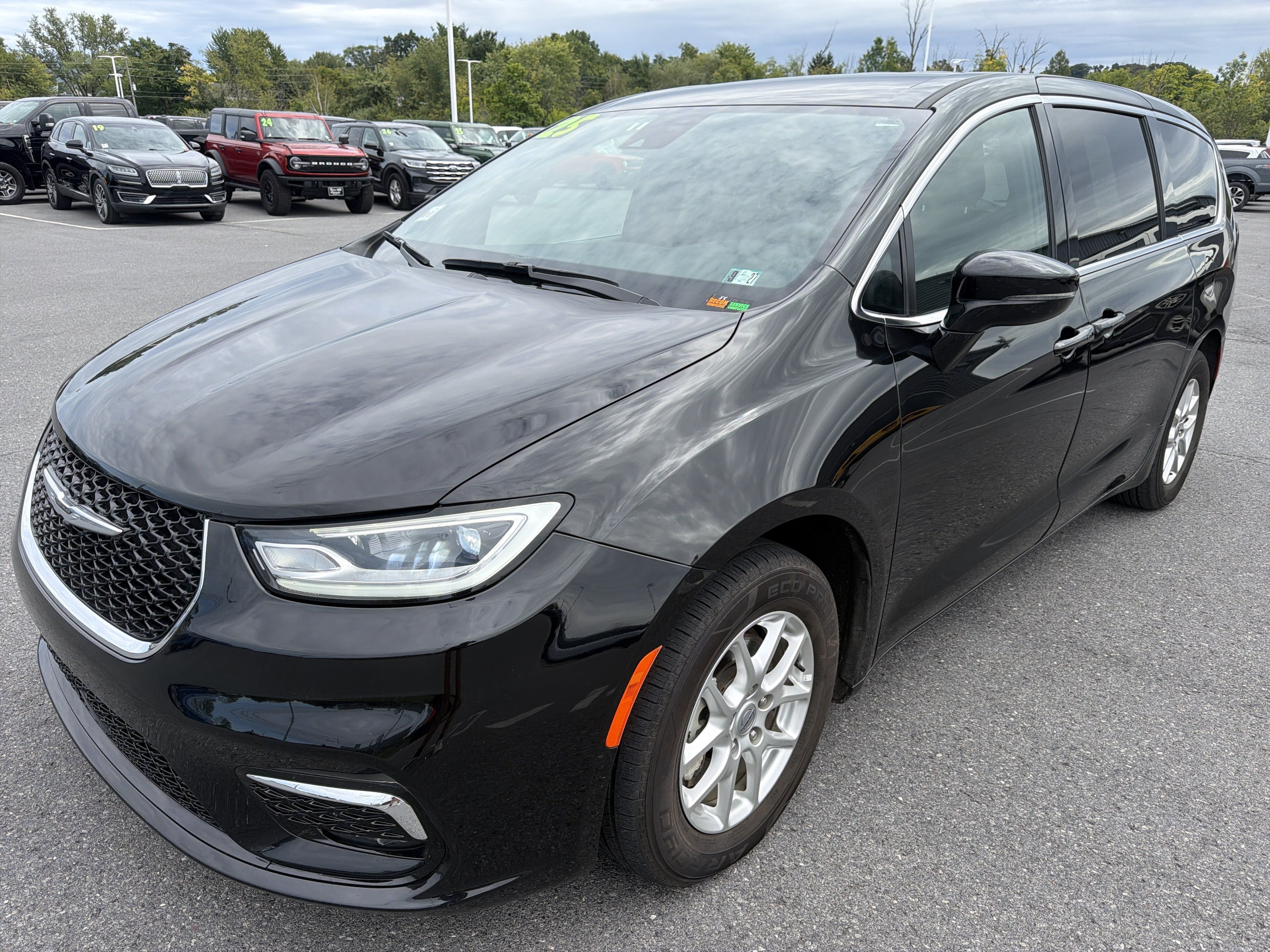 Used 2025 Chrysler Pacifica Select FWD image 8