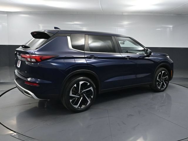 Used 2024 Mitsubishi Outlander SE AWD/4WD image 3