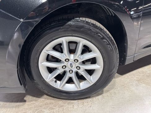 Used 2014 Ford Taurus SE image 2