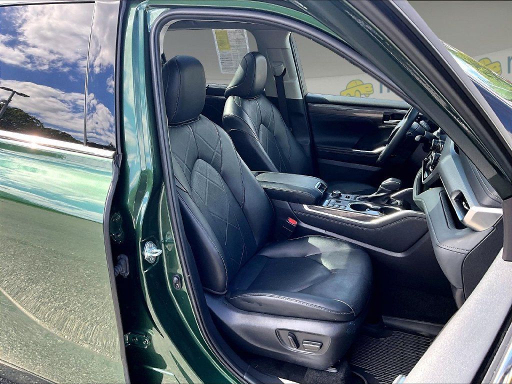 Used 2025 Toyota Highlander Platinum AWD/4WD image 11