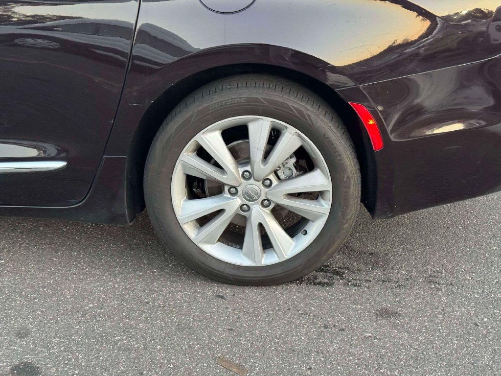 Used 2017 Chrysler Pacifica Touring-L Plus FWD image 11