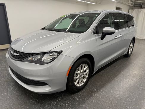 Used 2023 Chrysler Voyager LX FWD image 4