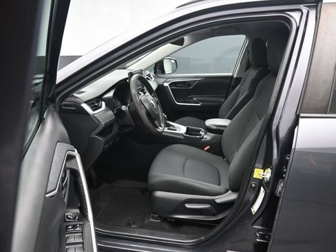 Used 2021 Toyota RAV4 LE FWD image 11