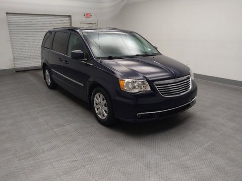 Used 2015 Chrysler Town & Country Touring FWD image 13